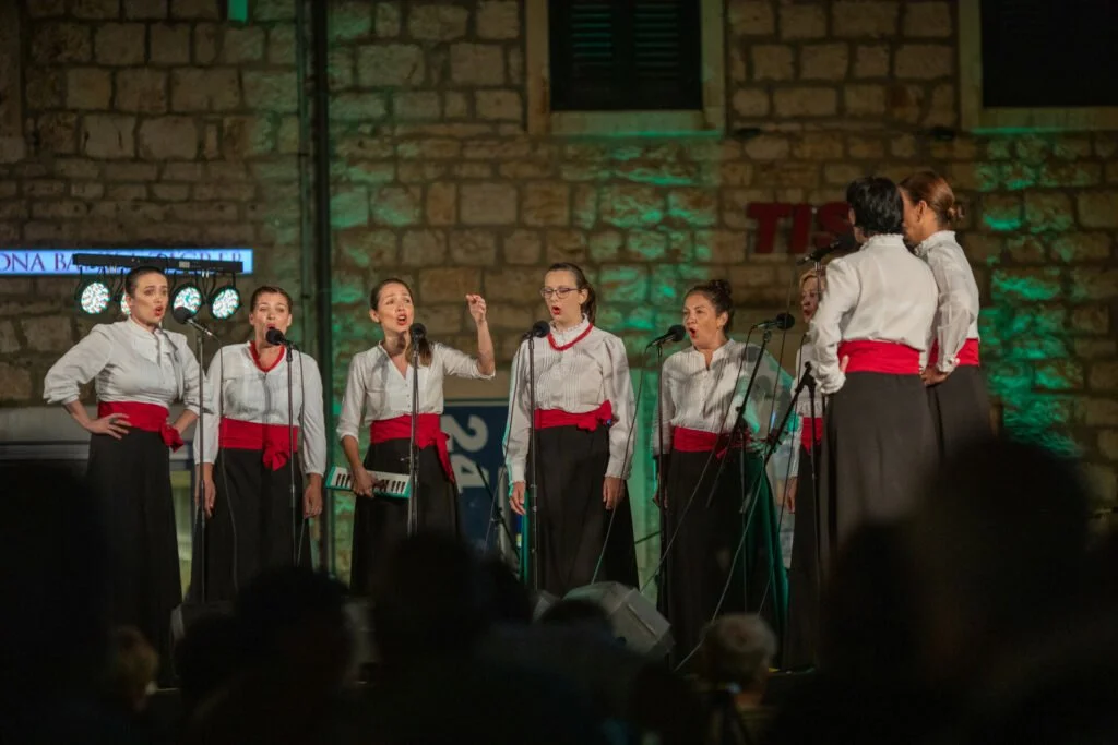 N.RADOVANI // Woman Klapa Frecija, Jelsa jelsa-woman-klapa-frecija